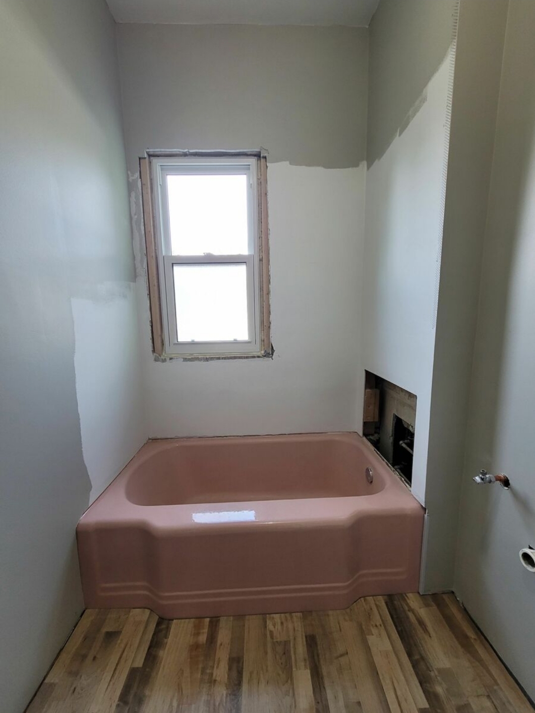 Tub Refinish Lightning Walls 